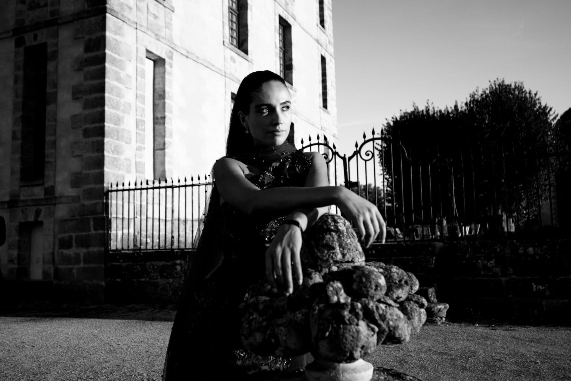 Black and white portrait of a guest in front of a château